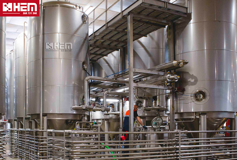 酒廠5萬噸生產精釀啤酒的大型設備機器